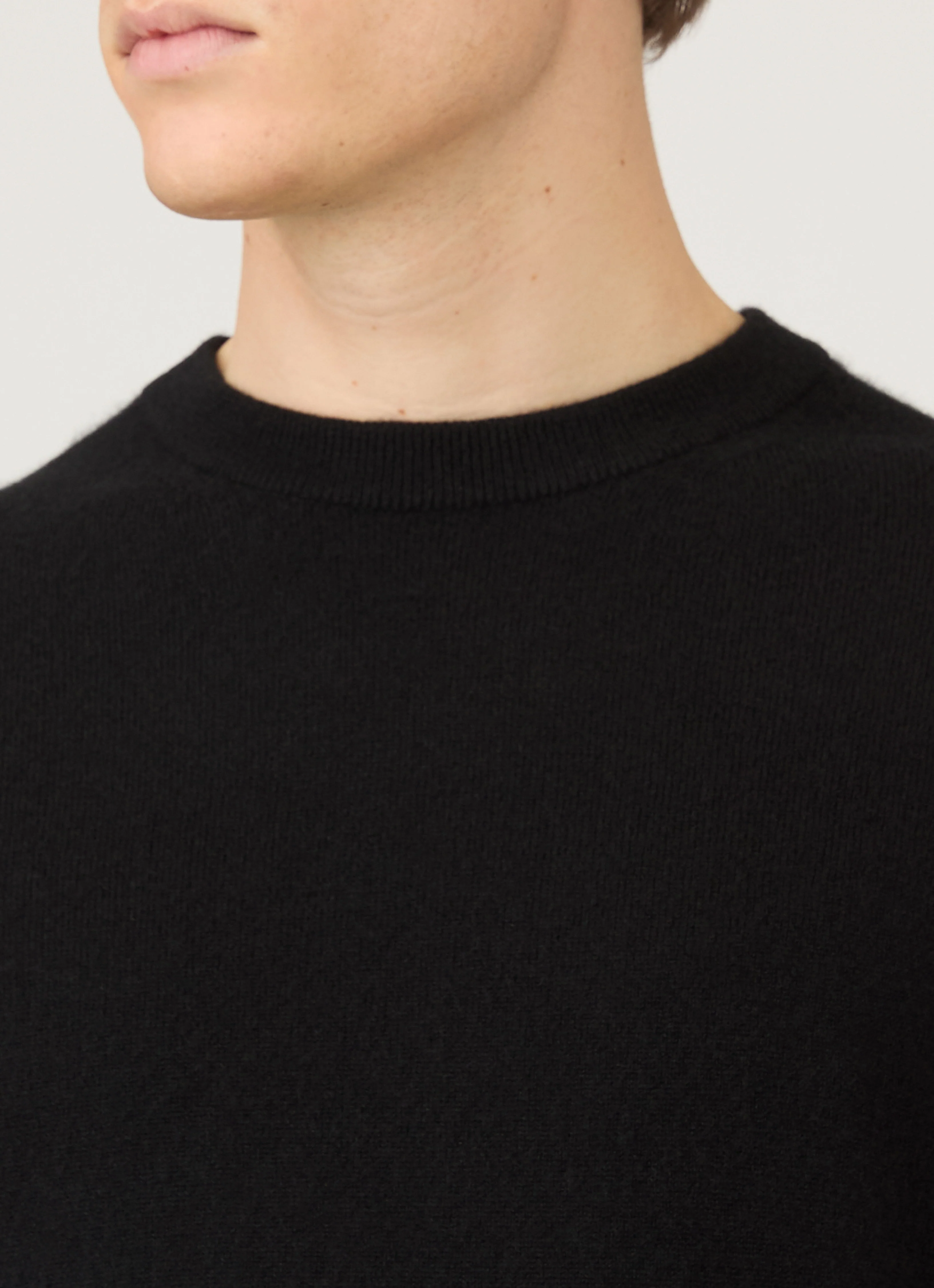 Men's Cashmere Crew Neck Jumper in Black - Image 6