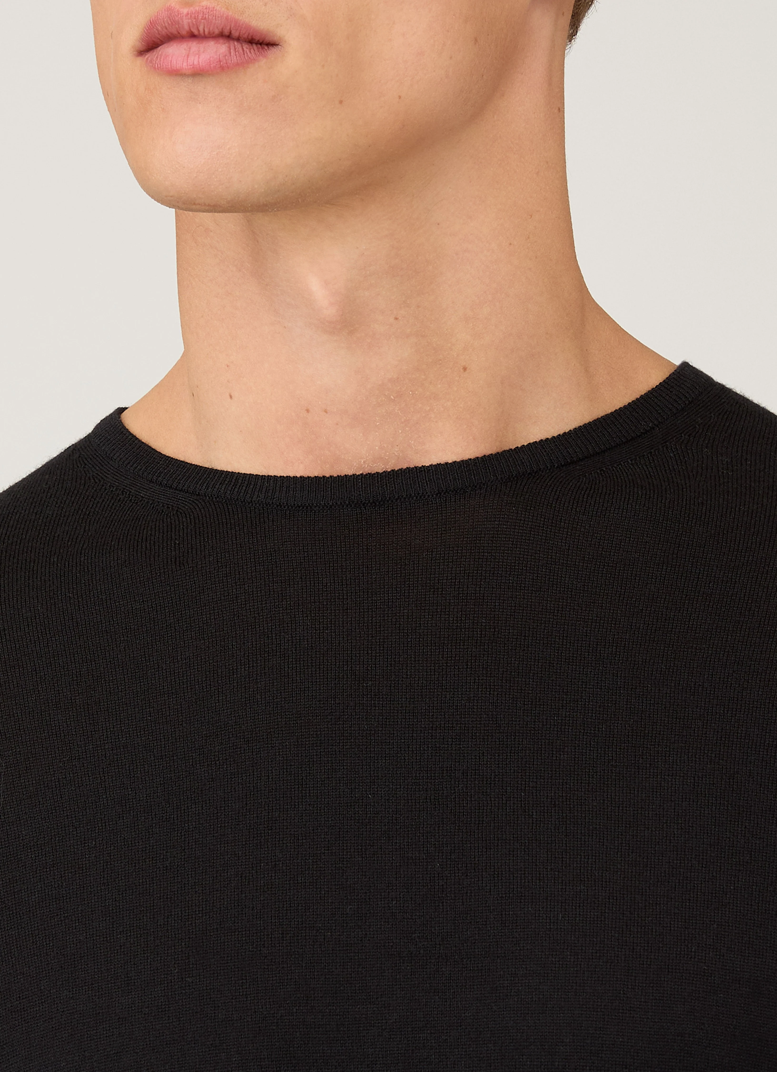 Men's Extra-Fine Merino Crew Neck in Black - Image 6