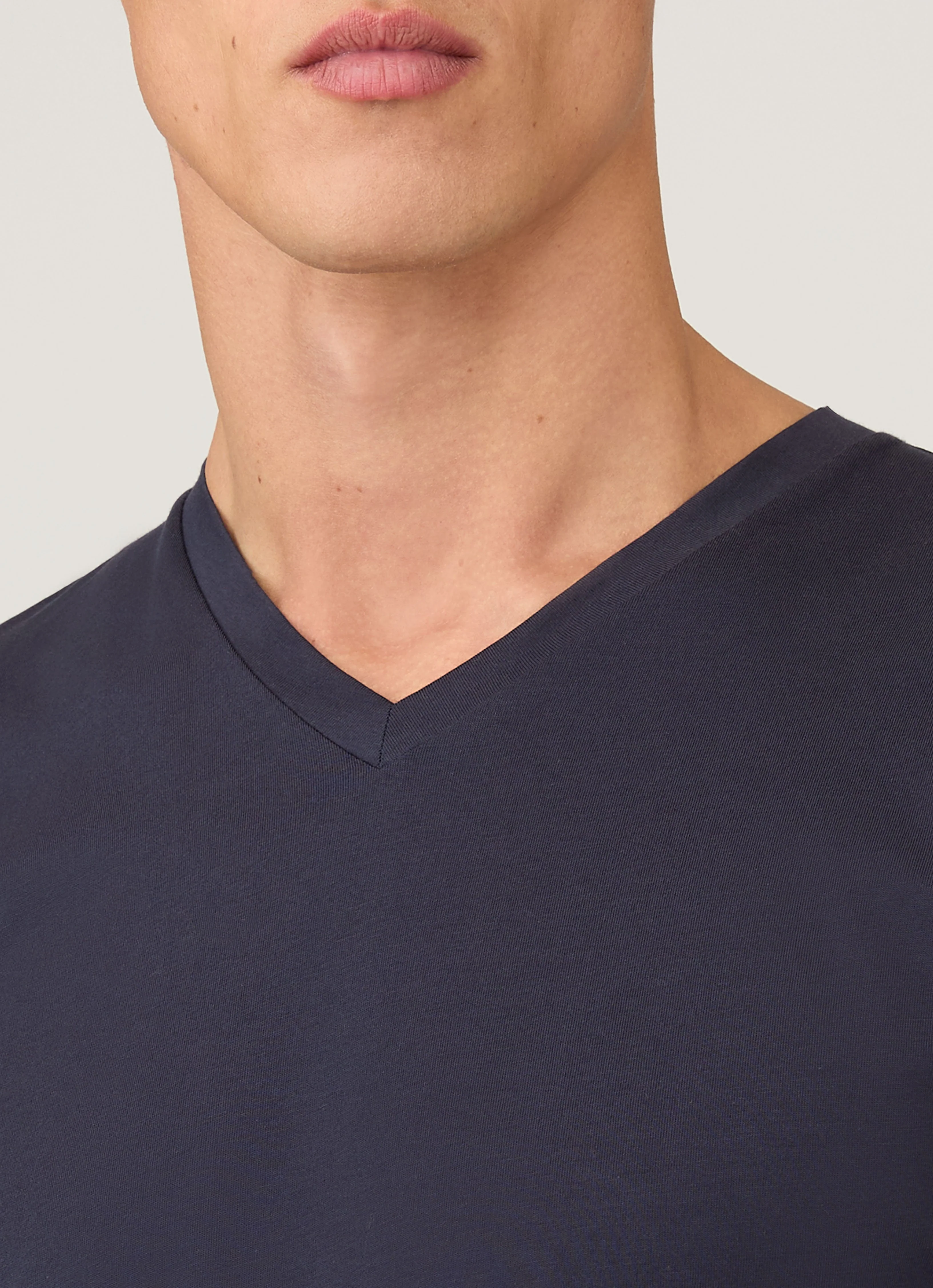 Men's Riviera V-neck T-shirt in Navy - Image 6