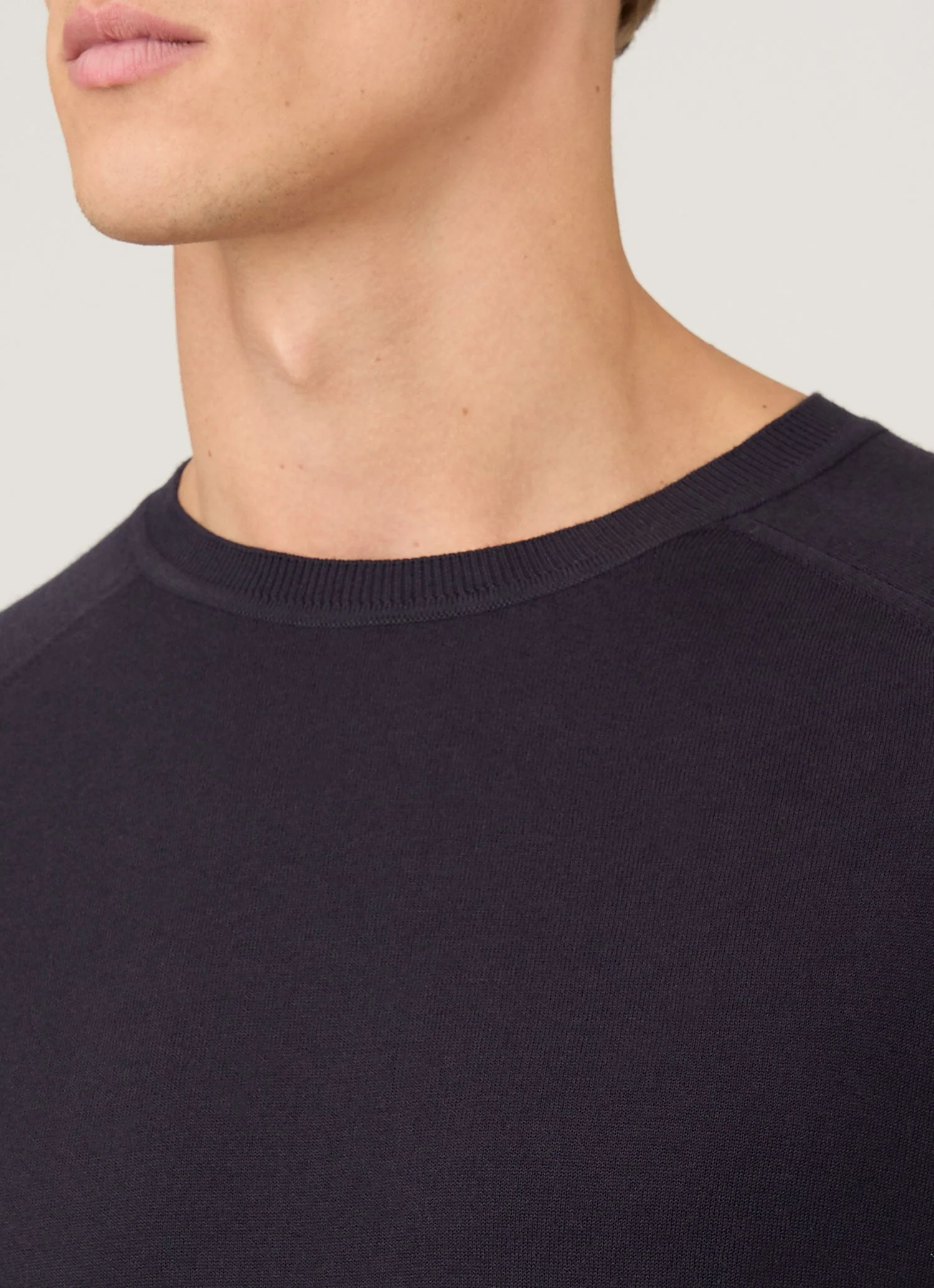 Men's Sea Island Cashmere Crew Neck Jumper in Midnight Navy - Image 6